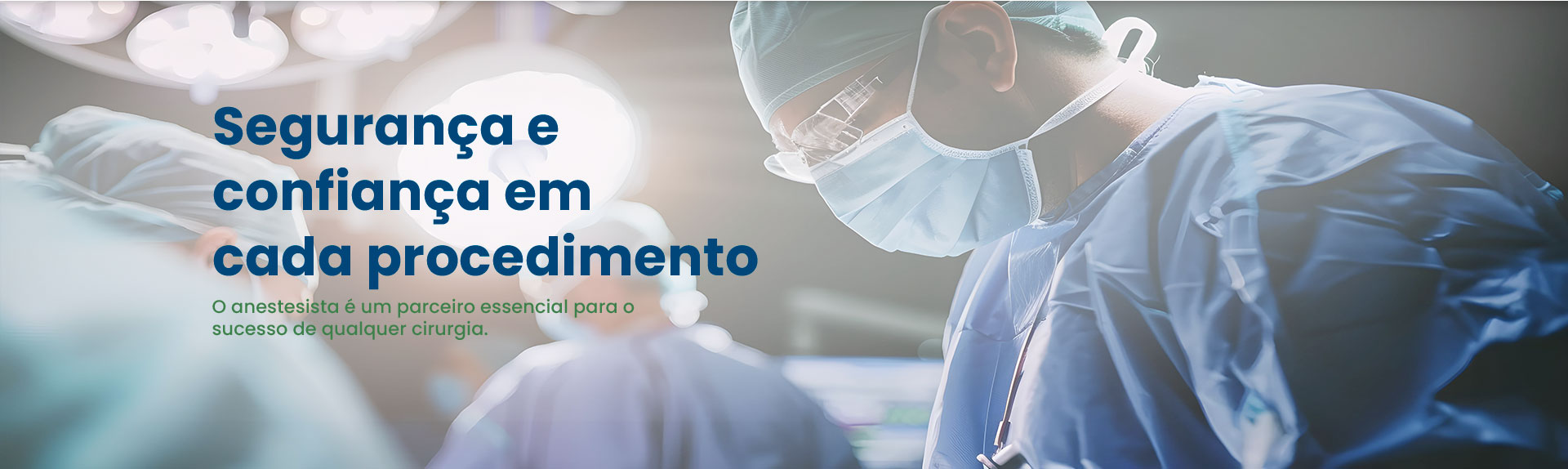 Banner institucional da Takaoka Anestesia com a frase 'Segurança e confiança em cada procedimento'. Ao fundo um médico cirurgião da Takaoka Anestesia com máscara e óculos de proteção no centro cirúrgico fazendo cirurgia.