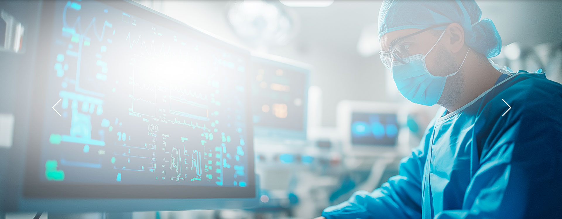 Médico da Takaoka Anestesia com máscara e óculos de proteção no centro cirúrgico com monitores ao fundo.