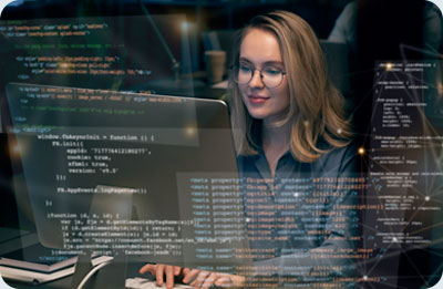 Imagem de uma mulher de óculos no computador ara mostrar a área de Tecnologia da Informação sustenta a operação da Takaoka