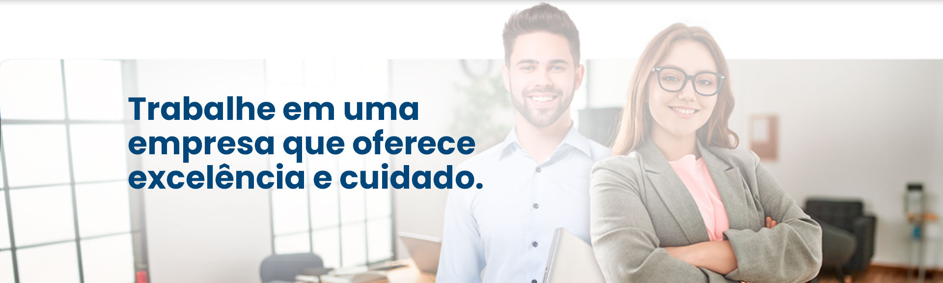 Banner institucional da Takaoka Anestesia com a frase 'Trabalhe em uma empresa que oferece excelência e cuidado.' Ao fundo, um homem e uma mulher sorrindo em um ambiente de escritório.