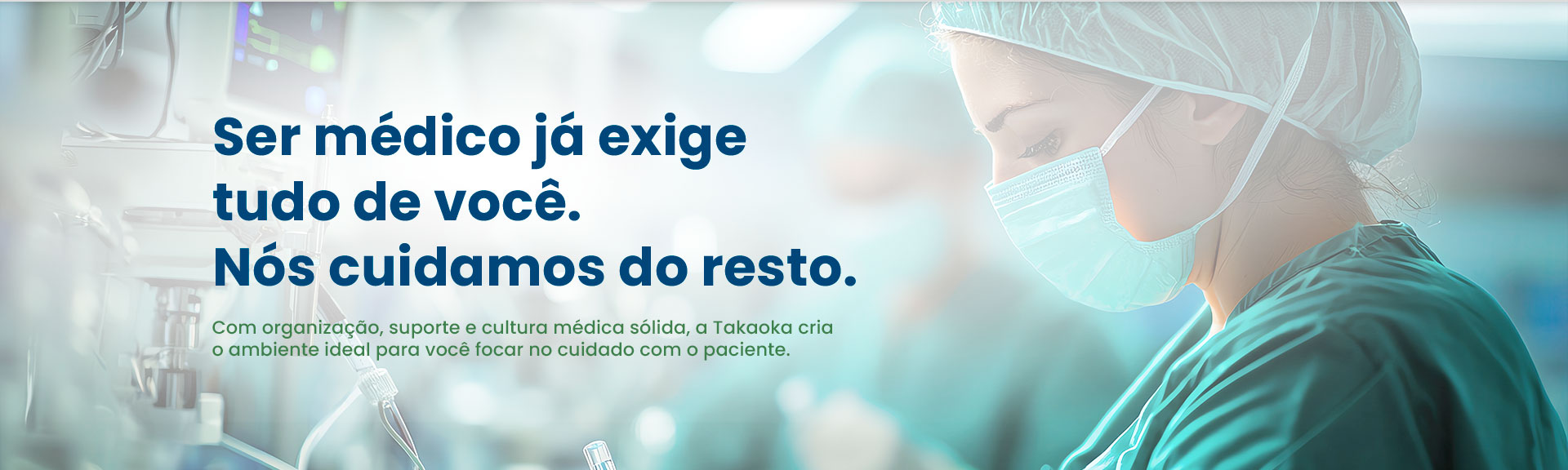 Banner institucional da Takaoka Anestesia com a frase 'Ser médico já exige tudo de você. Nós cuidamos do resto'. Ao fundo uma médica Anestesista da Takaoka Anestesia com máscara no centro cirúrgico analisando algo.
