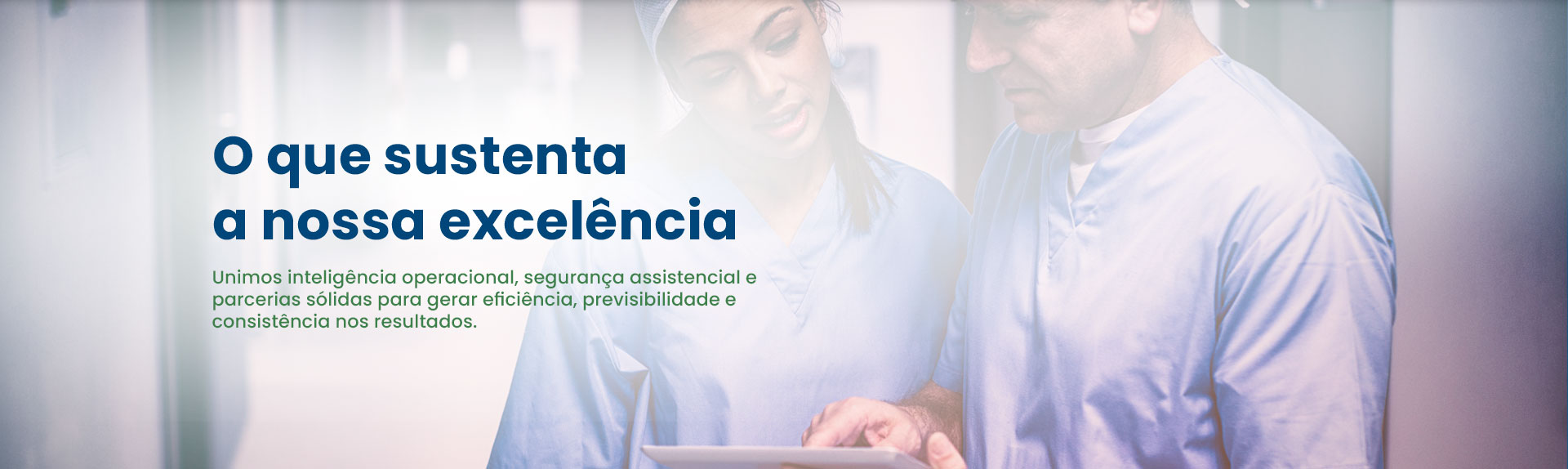 Banner institucional da Takaoka Anestesia com a frase 'O que sustente a nossa excelência'. Ao fundo dois médicos da Takaoka Anestesia conversando no centro cirúrgico