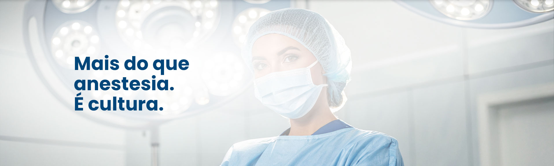 Banner institucional da Takaoka Anestesia com a frase 'Mais do que anestesia. É cultura'. Ao fundo uma médica anestesiologista da Takaoka Anestesia com máscara no centro cirúrgico com luzes ao fundo.